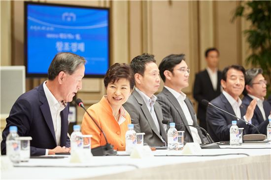 박근혜 대통령은 지난해 7월 24일 청와대에서 열린 '창조경제혁신센터장 및 지원기업 대표단 간담회'에서 대기업 총수 17명을 불러 오찬을 겸한 간담회를 개최했다. 사진제공 : 청와대