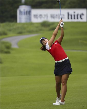 전인지가 하이트챔피언십 2라운드 18번홀에서 두번째 샷을 하고 있다. 사진=KLPGA 제공