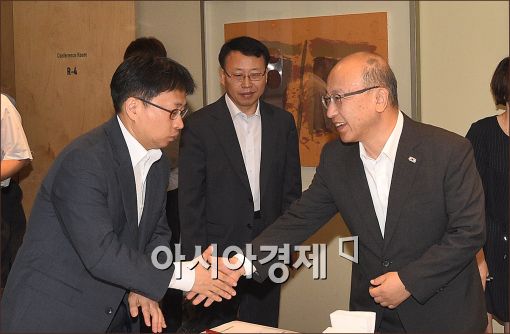 [포토]중앙생활보장위원회 참석하는 문형표 장관