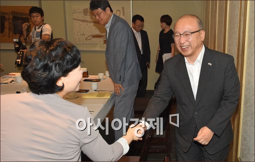 [포토]참석자들과 인사하는 문형표 장관