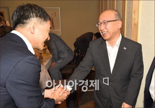 [포토]메르스 종식 앞두고 밝게 웃는 문형표 장관