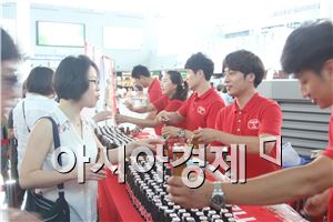 비타민 드링크 마시며 생기발랄 휴가를…