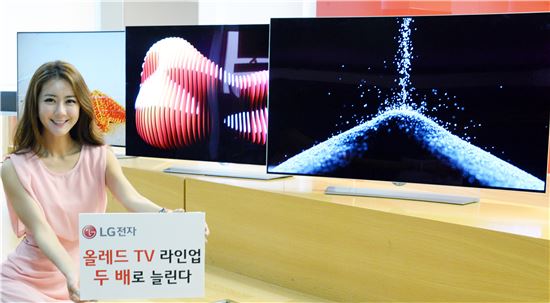 LG전자 모델이 LG 올레드 TV(왼쪽부터 55형 곡면 올레드 TV(55EG9350), 55형 평면 울트라 올레드 TV(55EF9500), 55형 곡면 울트라 올레드 TV(55EG9470))를 소개하고 있다. (사진제공 : LG전자)