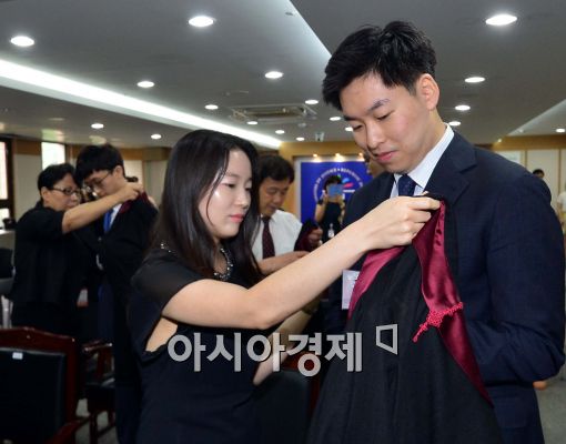 [포토]법복 입는 신임 검사들