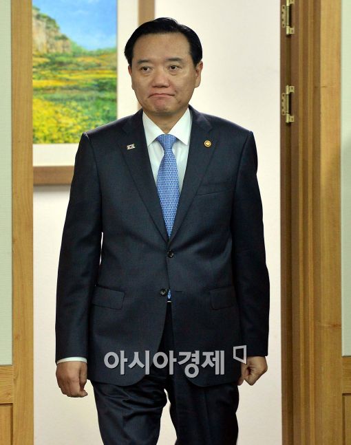 [포토]입장하는 김현웅 법무부 장관