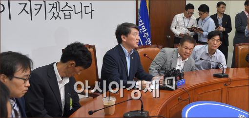 [포토]기자회견 갖는 안철수 위원장