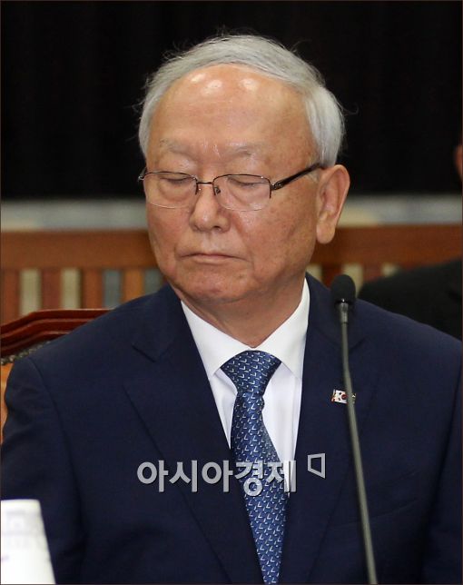 [포토]눈 감은 이병호 국정원장