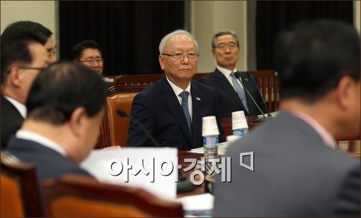 [포토]굳게 입다문 이병호 국정원장