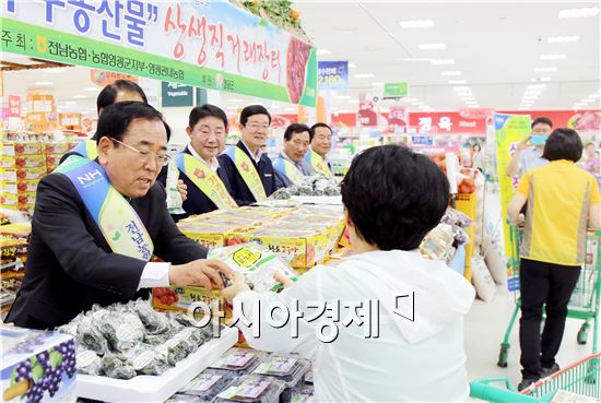 영광군(군수 김준성)은 지난 23일부터 26일 까지 농협광주농산물 유통센터에서 영광군 로컬푸드 직거래 장터 운영 행사를 개최했다.