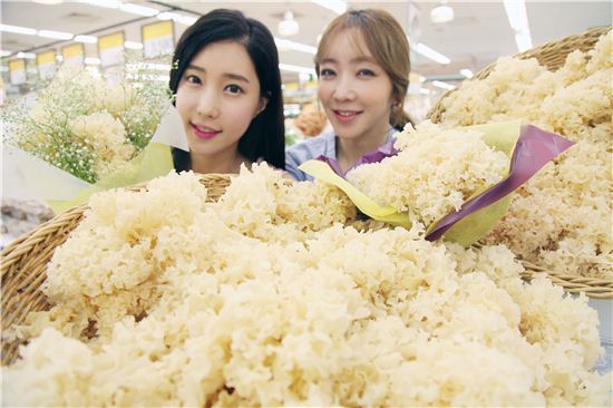 27일 오전 서울 용산구 한강로 이마트 용산점에서 모델들이 꽃송이를 쏙 빼닮은 꽃송이버섯을 선보이고 있다.
