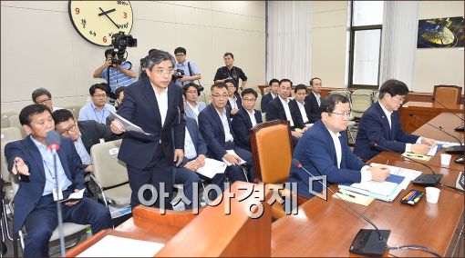 [포토]국회 미방위 전체회의 출석한 백기승 원장