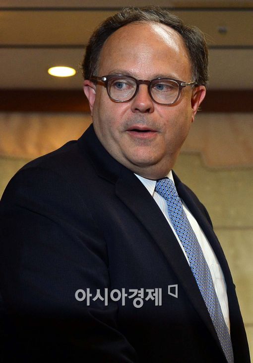 [포토]생각에 잠긴 시드니 사이러 북핵 6자회담 특사