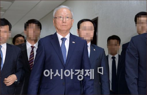 [포토]경호원 수십명 대동하고 국회 출석한 이병호 원장