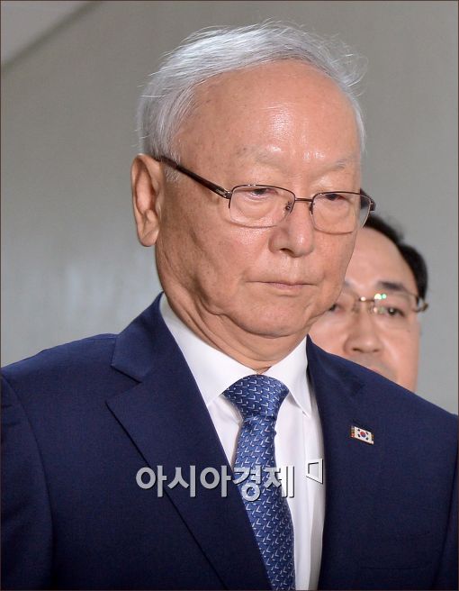 [포토]굳게 입다문 이병호 국정원장