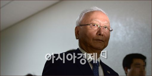 [포토]곁눈질하는 이병호 국정원장