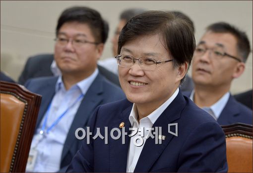 [포토]웃는 최양희 장관