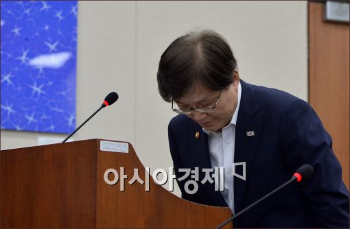 [포토]인사하는 최양희 장관