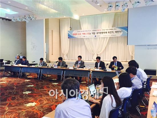 "견제없는 황제경영,경제 망쳐 vs 오너십이 성장 동력"