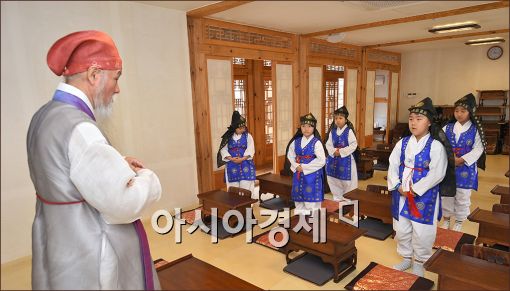 [포토]"엄마! 방학인데옛날 학교 가야돼?"