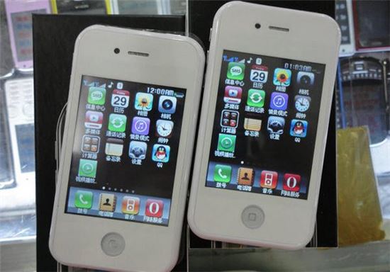 2011년 중국에서 발견된 아이폰 카피 제품 (사진=에브리차이나)