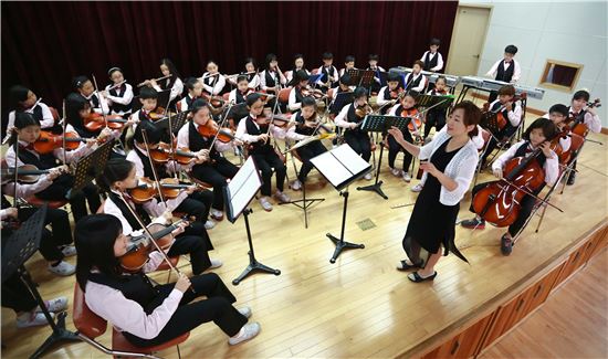 대구행복한학교 월암초교 합주단 연주모습. 이 합주단 바이올린 연주자 중 매년 대구예술교육영재원에 합격하는 학생이 배출되고 있어 학생들의 특기, 적성 개발이 활발히 이뤄지고 있다는 평가다.