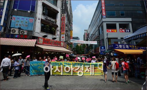 [포토]시장거리 행진하는 상인들