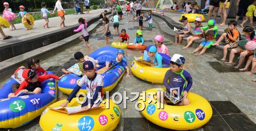 [포토]독서도 함께 즐기는 성내천 벽천물놀이장
