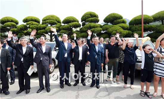 전남도교육청(교육감 장만채)은 28일 오전 10시 목포해양대학교에서 중학교 2학년 209명을 대상으로 ‘2015년 선상무지개학교 국제 항해 출항식’을 가졌다.   장만채 전남도 교육감 등 참석자들이 손을 흔들면서 학생들을 배웅하고있다.
