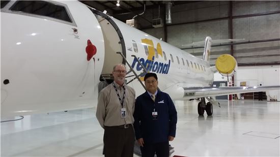 27일(현지시간) 캐나다 캘거리 AVMAX그룹 격납고에서 돈파킨 부사장과 유스카이항공 이덕형 대표가 CRJ-200 여객기 3호기와 CRJ-700 여객기 4호기 계약을 체결하고 기념사진을 촬영하고 있다