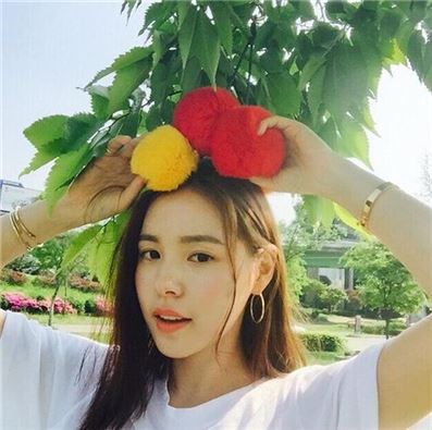 민효린, 태양 아래 눈부신 미모 '눈길'…연애 효과?