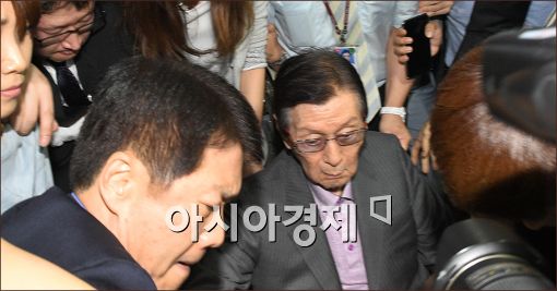 28일 김포공항을 통해 입국한 신격호 롯데그룹 총괄회장. 지친 기색이 역력하다.