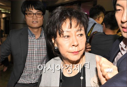 [포토]신영자 이사장의 힘겨운 입국