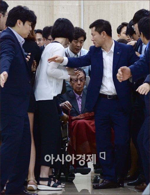'형제의 난' 겪은 신격호 총괄회장…휠체어 기대 귀국