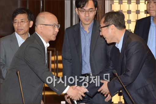 [포토]국민연금기금운영위원 참석하는 문형표 장관