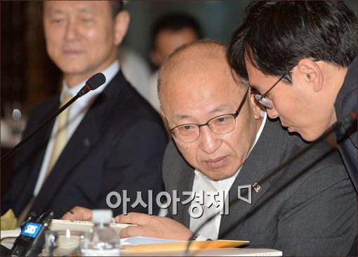 [포토]보고 받는 문형표 장관