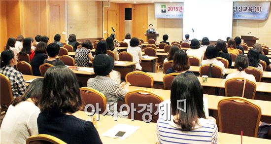 호남대학교 신문방송학과 김기태 교수가 7월 25일 서울시 강남구 코엑스 컨벤션센터 2층 컨퍼런스룸에서 열린 ‘2015년도 한국병원약사회 실무교육강사 양성교육’에서 특강을 실시했다.

  

이날 김 교수는 ‘커뮤니케이션과 교육’을 주제로 전국 70여명의 병원 실무교육 담당 약사에게 병원 실무교육에 참가하는 실습생을 위한 맞춤형 소통 교수법에 대해 강연했다.
