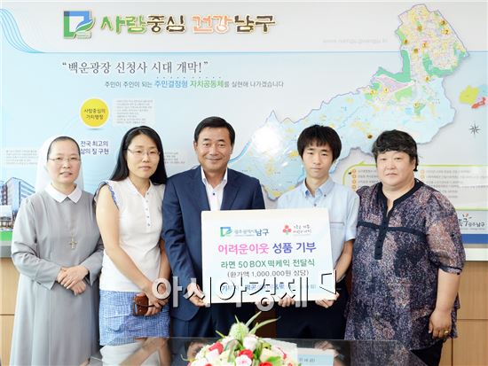 [포토]떡공예시루&떡 김해림 대표, 광주시 남구청에 후원 물품 전달