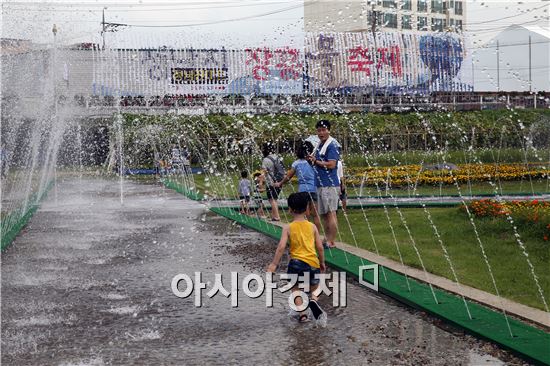 [포토]시원한 장흥물축제장으로 오세요