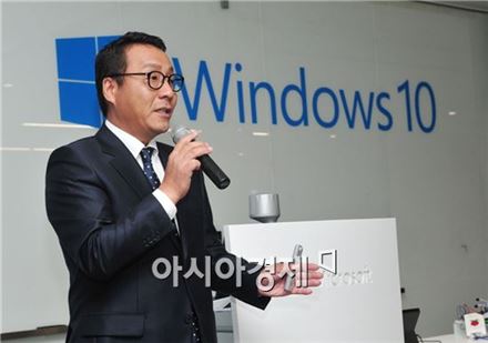 송규철 한국 MS 마케팅 및 오퍼레이션즈 사업본부 상무가 윈도우 10에 대해 소개하고 있다.   