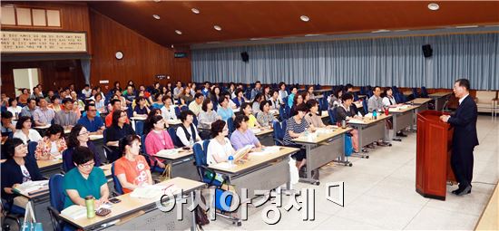 장만채 전남도교육감은 29일 전남도교육연수원에서 '2015년 초등교감 자격연수' 중인 교사, 장학사 등 98명을 대상으로 ‘전남교육의 비전과 혁신’이란 주제로 특강을 했다.
