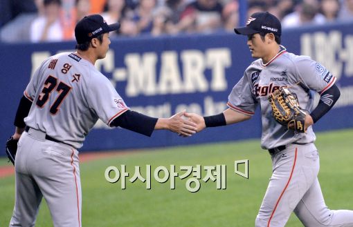 [포토]배영수, '장윤호, 네가 날 살렸다!'