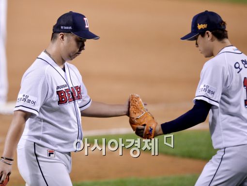 [포토]유희관, '뒤를 부탁해'