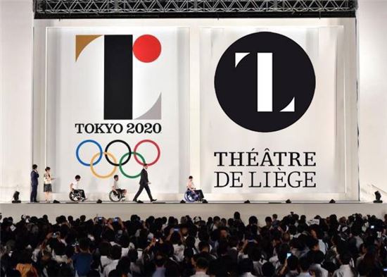 스튜디오 데비(Studio Debie)가 자사 페이스북에 올린 도쿄 올림픽 엠블럼(왼쪽)과 리에주 극장의 엠블럼 비교 사진. [사진 = https://www.facebook.com/StudioDebie]