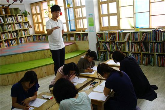 와글와글 작은도서관 캘리그라피 수업 장면 