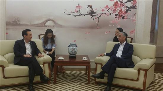 김석기 한국공항공사 사장(왼쪽)이 추궈홍 주한 중국대사와 만나 중국인 한국 관광객 증대 방안에 대해 논의하고 있다. 
