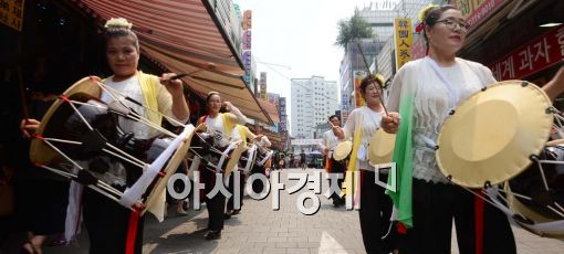 [포토]'잠깐 장사는 내려두고' 