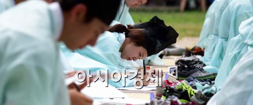 [포토]'열심히 과거시험 보며'