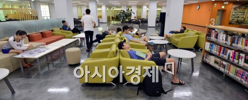 [포토]'더위 피해 도서관에서 열공'