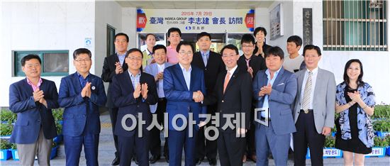 완도군(군수 신우철)은 29일 완도 농수산 가공품의 대만 수출길 개척을 위해 대만 인스리아 그룹 이지건 회장과 타이베이시 시청 고문,  농업연구소 박사, 대학교수 등 9명을 완도로 초청했다.
