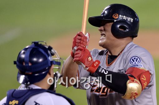 [포토]김태균, '아쉬운 파울 홈런 뒤 삼진'